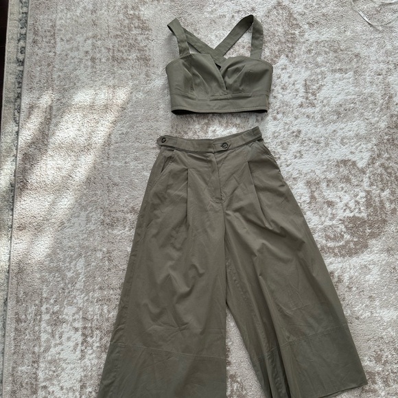VAKKO green tank and pants set - Picture 1 of 10